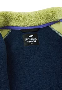 Námornícka fleecová bunda s jemnou limetkovou golierom, fialovým lemovaním a čiernou nášivkou s logami "MOOMIN" a "reima".