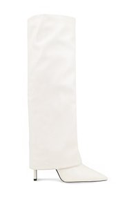 Stivale bianco al ginocchio realizzato in materiale liscio, con punta affusolata e tacco sottile, caratterizzato da un design con asta drappeggiata.