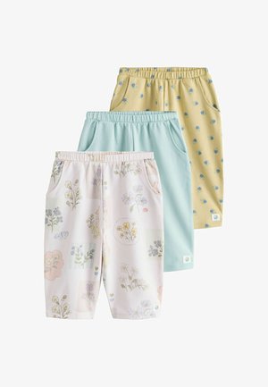 Trois paires de shorts pour enfants : rose avec des motifs floraux, bleu clair, et jaune avec des imprimés floraux bleus. Tous ont des tailles élastiques et des poches.