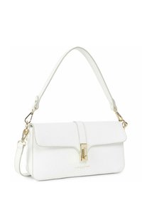 Sac à main en cuir blanc avec une finition texturée, fermoir en métal doré et une bandoulière ajustable. Il dispose d'une fermeture à rabat et d'un logo embossé.