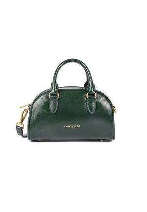 Sac à main en cuir vert de forme arrondie, avec des accents en matériel doré, deux poignées supérieures et une sangle d'épaule réglable. Nom de la marque en relief.