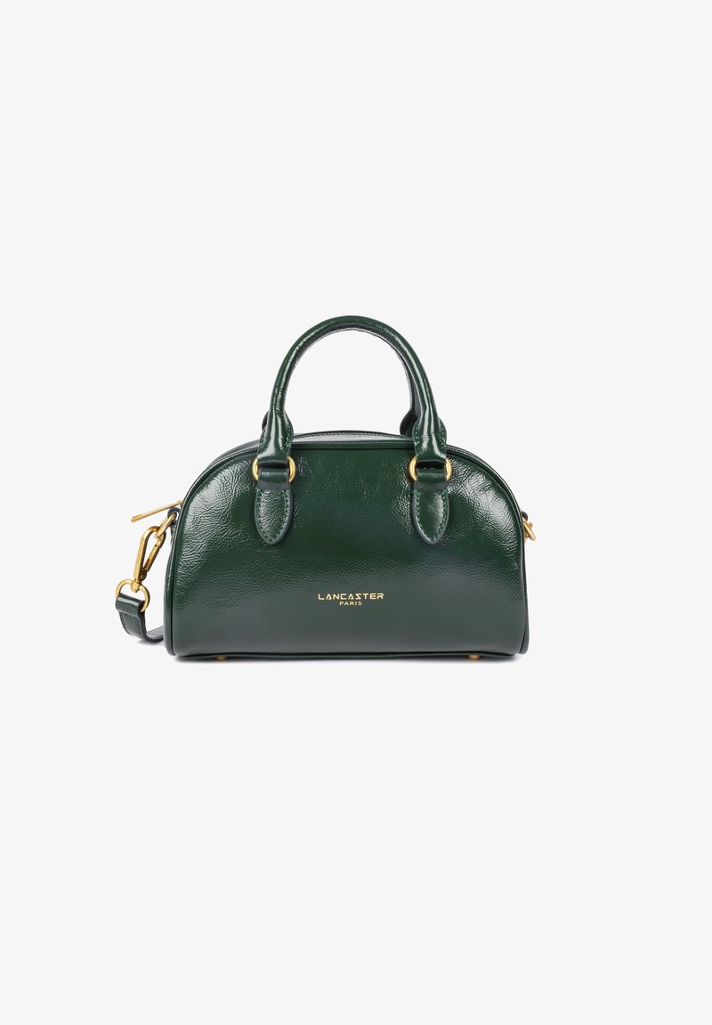 Borsa in pelle verde con forma arrotondata, dettagli in metallo dorato, doppi manici superiori e tracolla regolabile. Nome del marchio impresso.