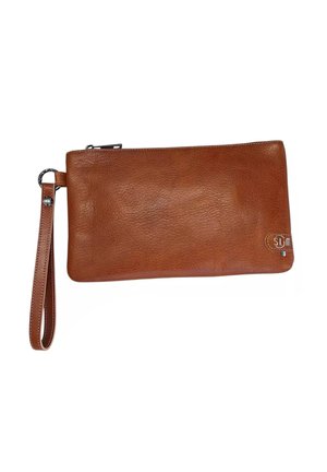 Clutch da polso in pelle marrone con chiusura a zip e piccolo patch logo cucito, dotata di una tracolla sul lato sinistro.
