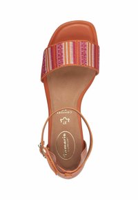 Sandal arancione con una larga fascia in tessuto con strisce rosa e crema, tacco basso, cinturino alla caviglia regolabile e soletta imbottita.