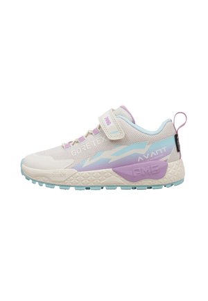 Zapatilla deportiva de color beige claro y púrpura pastel con acentos azules, cierre de velcro, suela texturizada y marca lateral que incluye "GORE-TEX" y "AVANT".