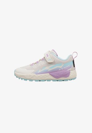 Zapatilla deportiva de color beige claro y púrpura pastel con acentos azules, cierre de velcro, suela texturizada y marca lateral que incluye "GORE-TEX" y "AVANT".