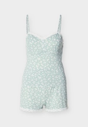 Conjunto de pijama de camisola y shorts a juego con estampado floral verde claro, adornados con encaje blanco y finas tirantes en los hombros.