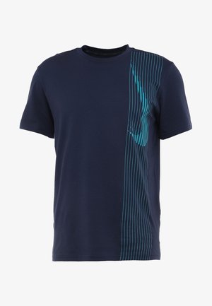 T-shirt bleu marine à manches courtes avec des rayures verticales bleu clair et un motif abstrait sur le côté droit.