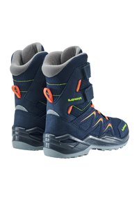 Stivaletti per bambini blu navy con risvolti grigi e dettagli arancioni. Presentano strappi in velcro, tessuto testurizzato e una robusta suola in gomma.
