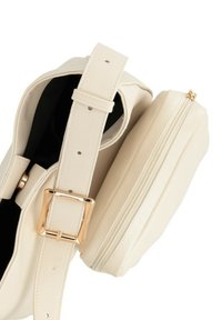 Borsa di colore crema con una texture liscia, caratterizzata da una fibbia e una tracolla in tonalità oro, e una pochette con zip rimovibile.