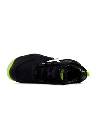 Zapatilla deportiva negra con acentos verdes, parte superior de malla texturizada, diseño de cordones y suela de goma con una puntera verde brillante.