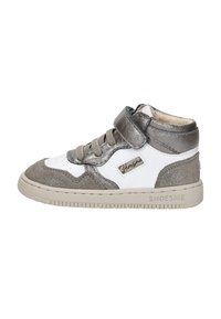 Hoge sneakers in wit en metallic grijs leer. Beschikt over een gestructureerde afwerking, vetersluiting en klittenbandsluiting voor een veilige pasvorm.