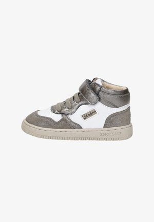 Sneaker typu high-top w białej i metalicznie szarej skórze. Posiada teksturowane wykończenie, sznurowany przód oraz rzep zapewniający pewne dopasowanie.