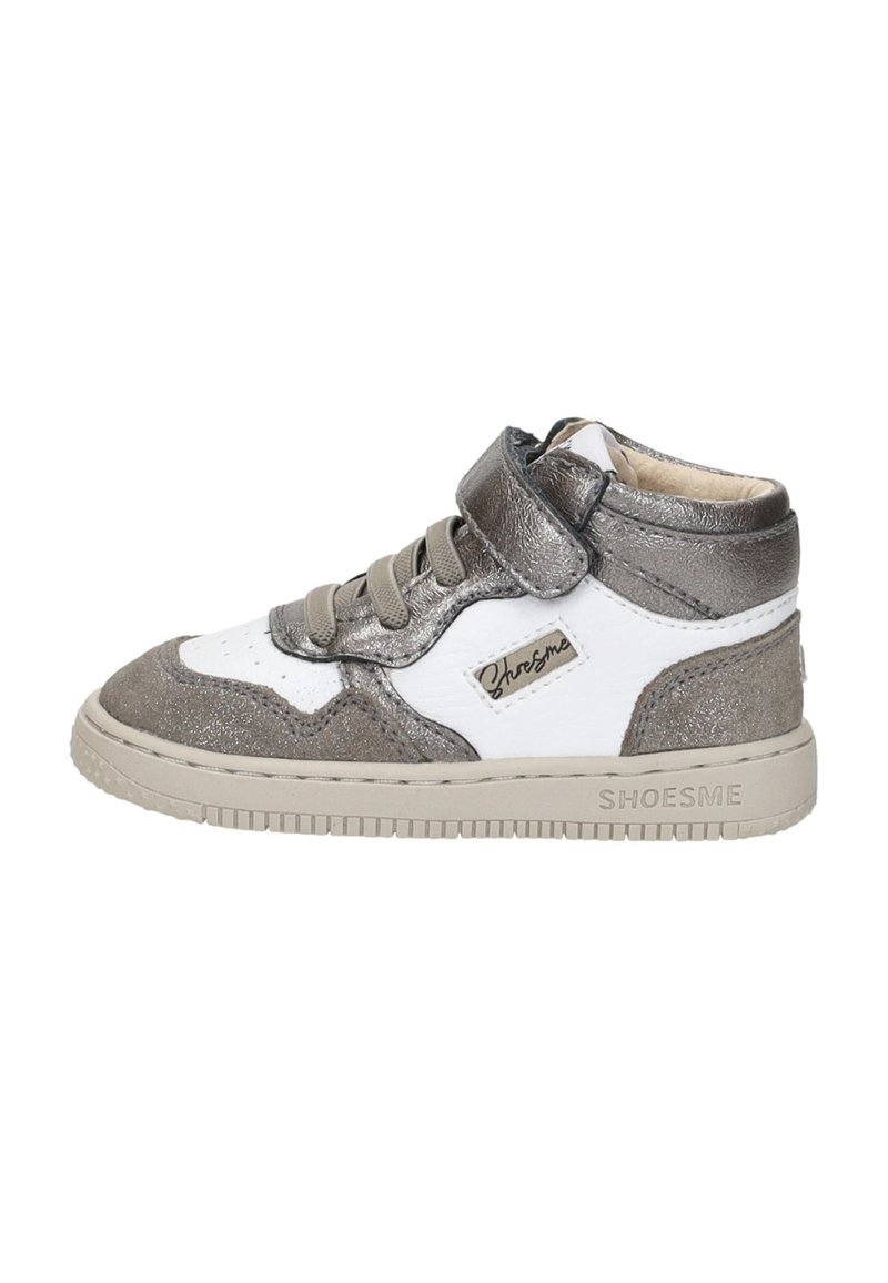 Hoge sneakers in wit en metallic grijs leer. Beschikt over een gestructureerde afwerking, vetersluiting en klittenbandsluiting voor een veilige pasvorm.