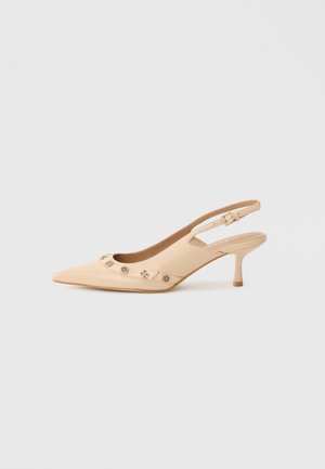 Decolleté slingback beige con punta a punta, caratterizzata da un taglio arrotondato e dettagli decorativi argentati lungo la scollatura. Tacco a stiletto.