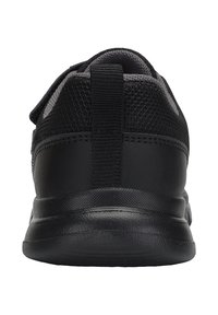 Schwarze Sportschuhe mit einem strukturierten Mesh-Obermaterial und einer glatten Gummisohle. Ausgestattet mit einem gepolsterten Schaft und einem verstellbaren Riemen für einen sicheren Sitz.