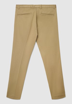 Pantalon beige en tissu doux, avec un devant plat, deux poches arrière et des jambes droites à la texture lisse.