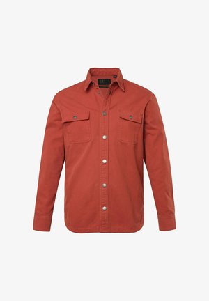 Rode katoenen shirt met een knoopsluiting aan de voorkant, twee borstzakken en zilveren metalen drukknoopjes. Heeft een puntkraag en lange mouwen.