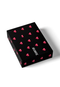 Czarne pudełko z powtarzającymi się pikselowymi różowymi sercami oraz napisem "ATLANTIC" w białej czcionce na jednej stronie. Matowe wykończenie z wyraźnymi krawędziami.