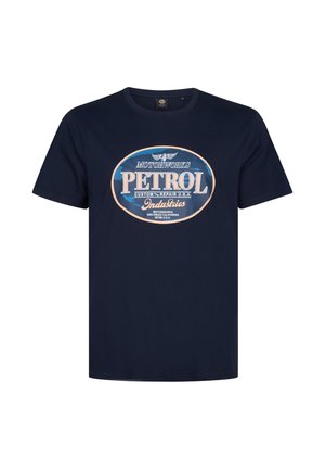 Granatowy bawełniany t-shirt z centralną grafiką z napisem "PETROL" oraz dodatkowymi tekstami w jasnoniebieskim i kremowym kolorze, okrągły wzór.