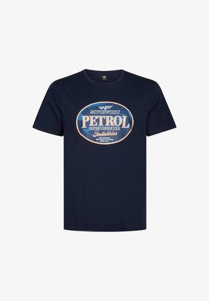 Maglietta di cotone blu navy con un'etichetta grafica centrale con la scritta "PETROL" e testo aggiuntivo in azzurro chiaro e crema, design rotondo.