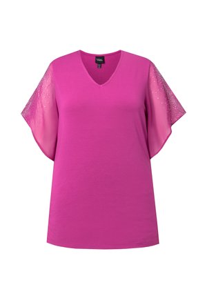 Jasně růžová halenka s výstřihem do V a průsvitnými širokými rukávy zdobenými malými rozptýlenými stříbrnými kamínky.