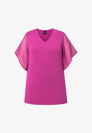Blouse rose vif à col en V avec des manches larges et transparentes ornées de petits strass argentés épars.