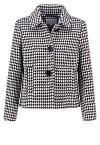Černobílý kabát s houndstooth vzorem a límcem, vybavený třemi knoflíky a dlouhými rukávy, vyrobený z texturované tkaniny.