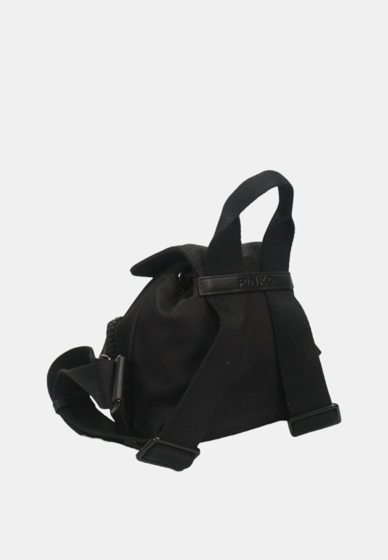 Schwarze Nylon-Tasche mit doppelten Tragegriffen, Zugverschluss und Gummibezügen. Kompakte, abgerundete Form mit strukturiertem Stoff und minimaler Hardware.