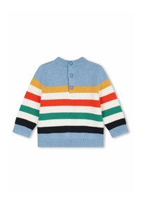Pull en tricot bleu clair avec des rayures horizontales jaune, rouge, vert, blanc et noir ; trois boutons au niveau de l'encolure au dos.