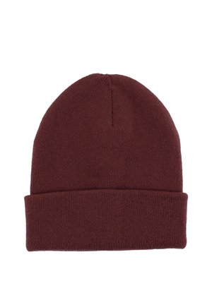 Dunkelroter gestrickter Beanie mit umgeschlagenem Bund, auf weißem Hintergrund dargestellt.