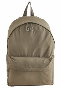 Rucsac khaki realizat din material textil, cu vârf rotunjit, o buzunar frontal și două închideri cu șnur. Mâner superior rezistent pentru transport.