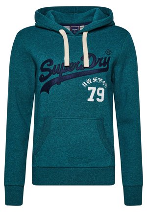 Turkusowa bluza z kapturem typu pullover z kremowymi ściągaczami, przednią kieszenią, logo "SuperDry", azjatyckimi znakami oraz nadrukiem liczby 79 na klatce piersiowej.