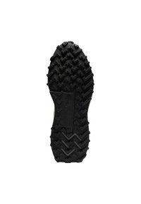 Suela de zapato de goma negra con patrón profundo de zigzag y cuadrícula, logotipo de Lacoste en relieve en el centro.