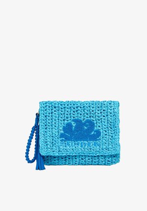 Borsa clutch blu intrecciata con cinturino intrecciato da polso e design astratto a onde impresso sulla patta frontale.
