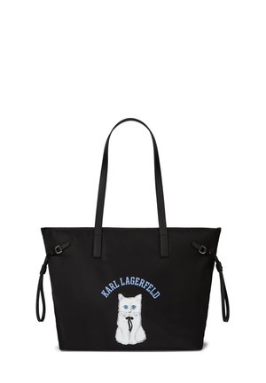 Sort tote taske med lange håndtag med en illustration af en hvid kat og teksten "KARL LAGERFELD" over den i blå bogstaver.