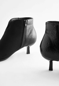 Next FOREVER COMFORT POINTED - Klassikalised poolsaapad - black