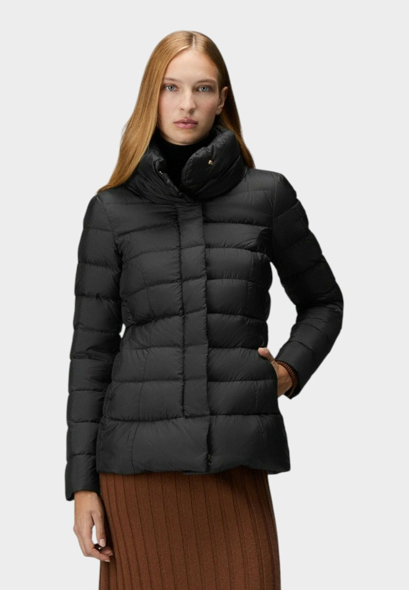 Zwarte donzen jas met een hoge kraag, gewatteerd ontwerp en ritssluiting. Heeft gouden accenten en een getailleerd silhouet.