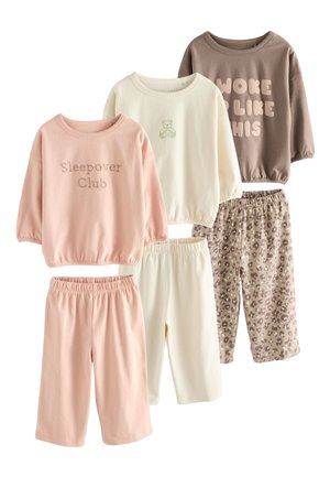 Tre sæt med langærmede toppe og bukser med elastik i taljen i pink, off-white og brun med tekst, bjørne grafik og leopardprint.