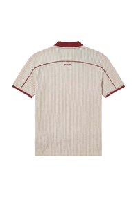 Polo à manches courtes beige texturé avec col, bordures de manches et détail de piping bordeaux sur le haut du dos, arborant le logo "FXP".