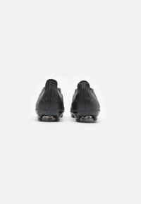 Scarpette da football nere caratterizzate da un design elegante, punta affusolata, superficie testurizzata e tacco elevato con tacchetti stampati per la trazione.