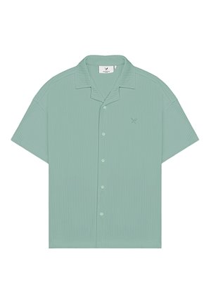 Chemise vert menthe à manches courtes, boutonnée, avec texture côtelée et petit logo brodé sur le côté gauche de la poitrine.