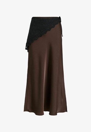 Falda midi de satén marrón con detalle asimétrico de encaje negro estilo envolvente atado en la cintura.