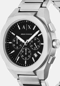 Orologio in acciaio inossidabile con cassa ottagonale, quadrante nero, sottodial crono, indici delle ore argentati e display della data alle 6.