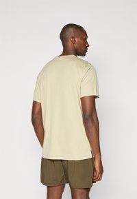 ASICS FUJITRAIL LOGO TOP - Sport T-Shirt - khaki