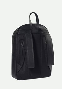 Sac à dos noir en cuir lisse et tissu en maille, poche latérale zippée, bretelles rembourrées et une poignée supérieure pour plus de confort au transport.