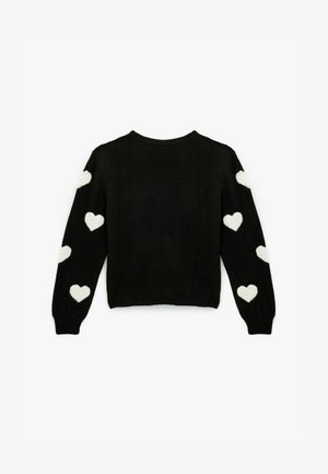 Schwarzer Pullover mit langen Ärmeln, der weiße Herzmuster an jedem Arm aufweist. Weicher Stoff, Rundhalsausschnitt, taillierte Passform.