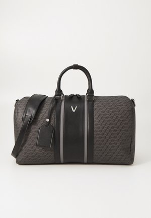 Borsa duffel nera con un motivo testurizzato, dettagli in pelle, manici corti e una tracolla regolabile. Presenta un attacco per un'etichetta bagagli.