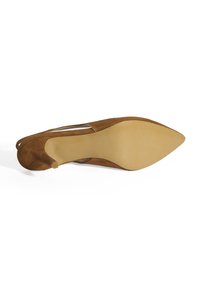 Chaussure à talon haut en suède marron avec un bout pointu et un talon élancé. Semelle beige lisse, design minimaliste avec un détail découpé sur le côté.