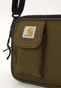 Carhartt WIP ESSENTIALS BAG SMALL UNISEX - Soma ar siksnu pāri ķermenim - highland